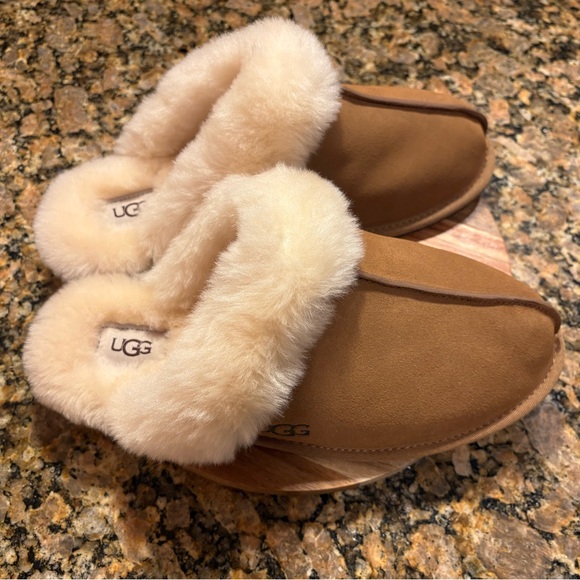 UGG® Scuffette II Suede Women's Slippers in Chestnut l Size: Women's 11 l NWOB - Picture 6 of 13